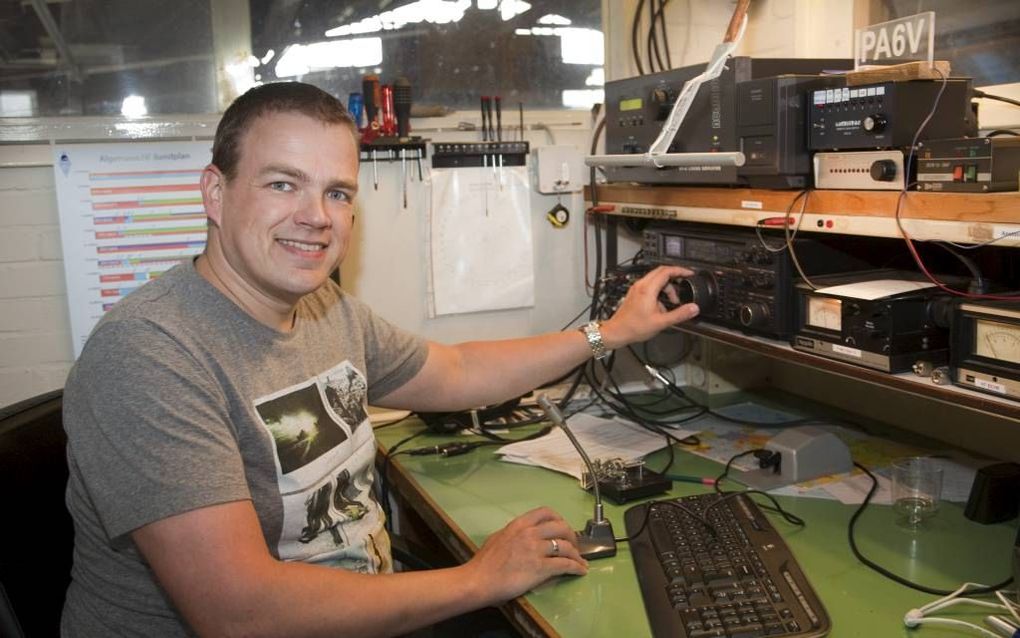 Floris Wijnnobel in het clubgebouw van de afdeling Kagerland van de Vereniging van Radio Zend Amateurs in Warmond. „Fantastisch om tv-signalen te ontvangen en te zenden via schotelantennes.” beeld Henk Bouwman