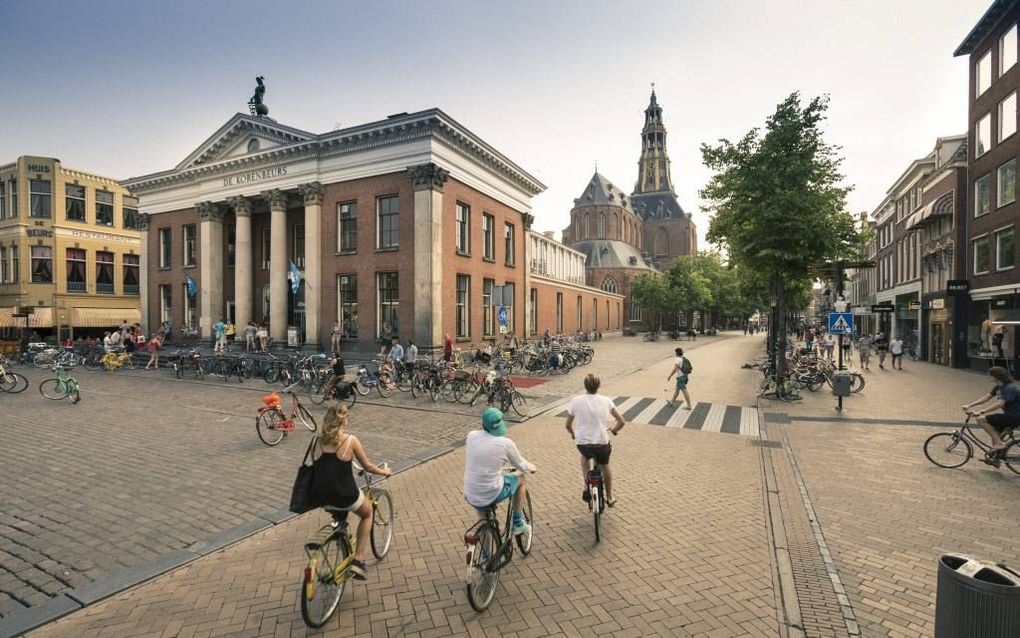 Het AKerkhof met op de voorgrond de Korenbeurs en op de achtergrond de Der Aa-kerk. beeld Sjaak Verboom