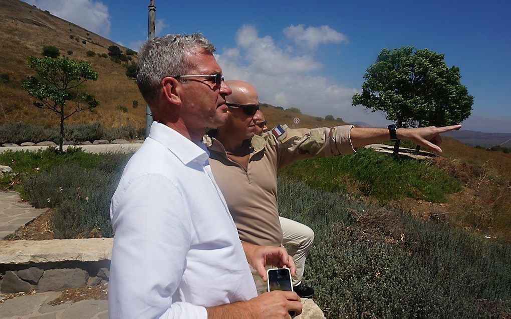 Elbert Dijkgraaf krijgt uitleg over de situatie op de Golan. Beeld SGP