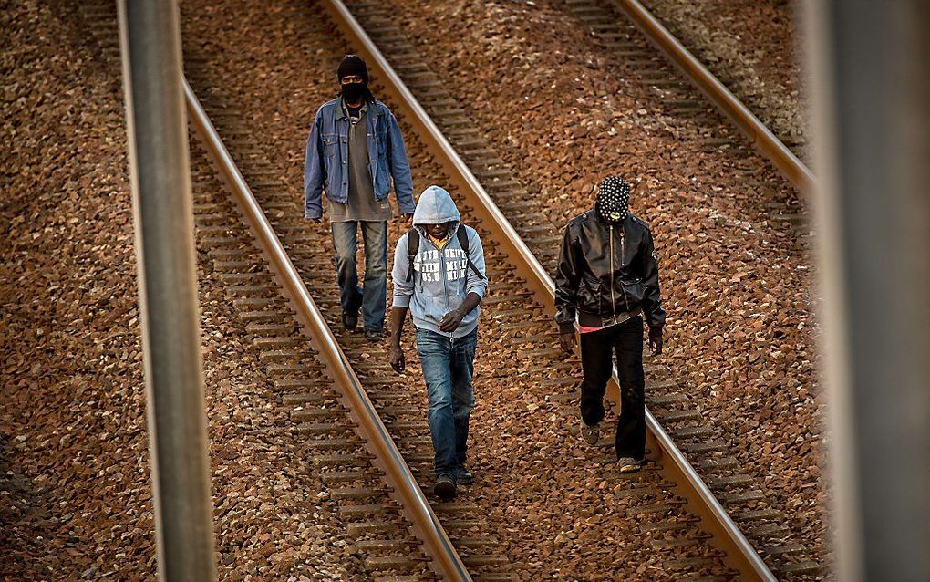 CALAIS. Migranten op het spoor bij Calais. Ze proberen om ook langs die weg naar Groot-Brittannië te komen. beeld AFP