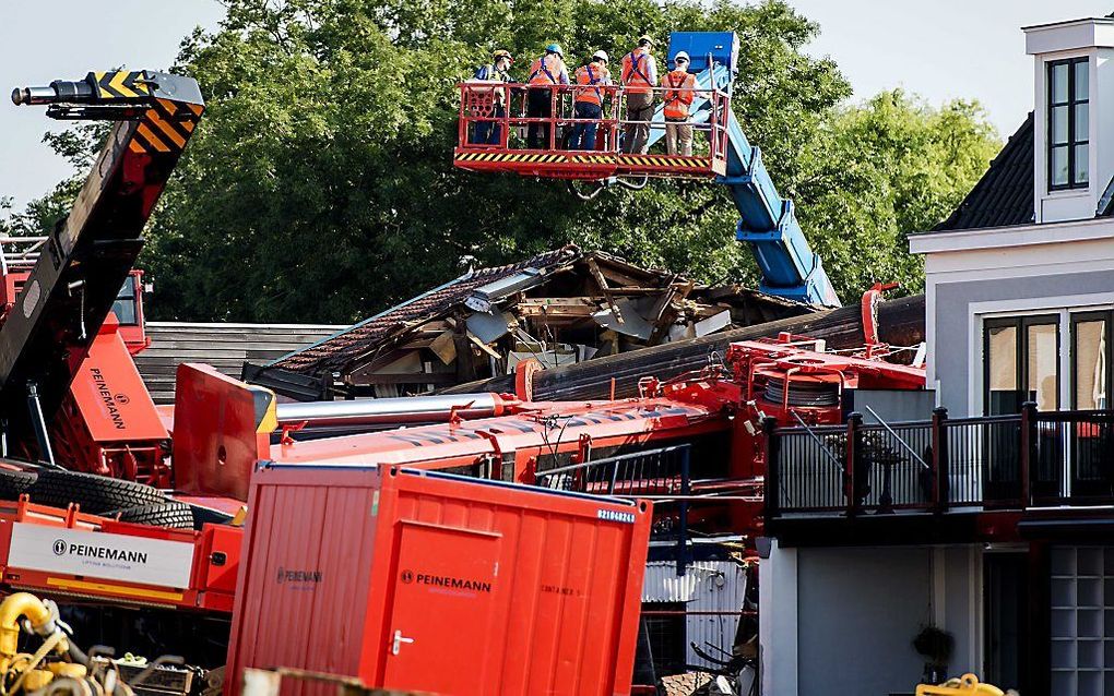 In Alphen aan den Rijn werd donderdagochtend begonnen met een onderzoek naar het gevallen brugdeel. beeld ANP