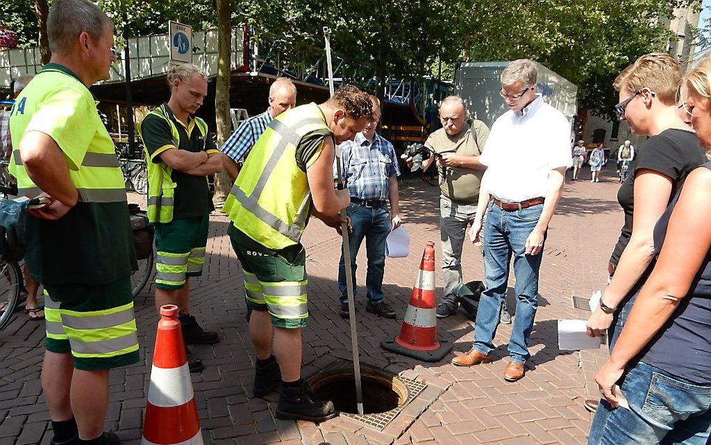 Wethouder Van As van de gemeente Zwolle krijgt uitleg over de inspectiemethode van het riool. beeld RD