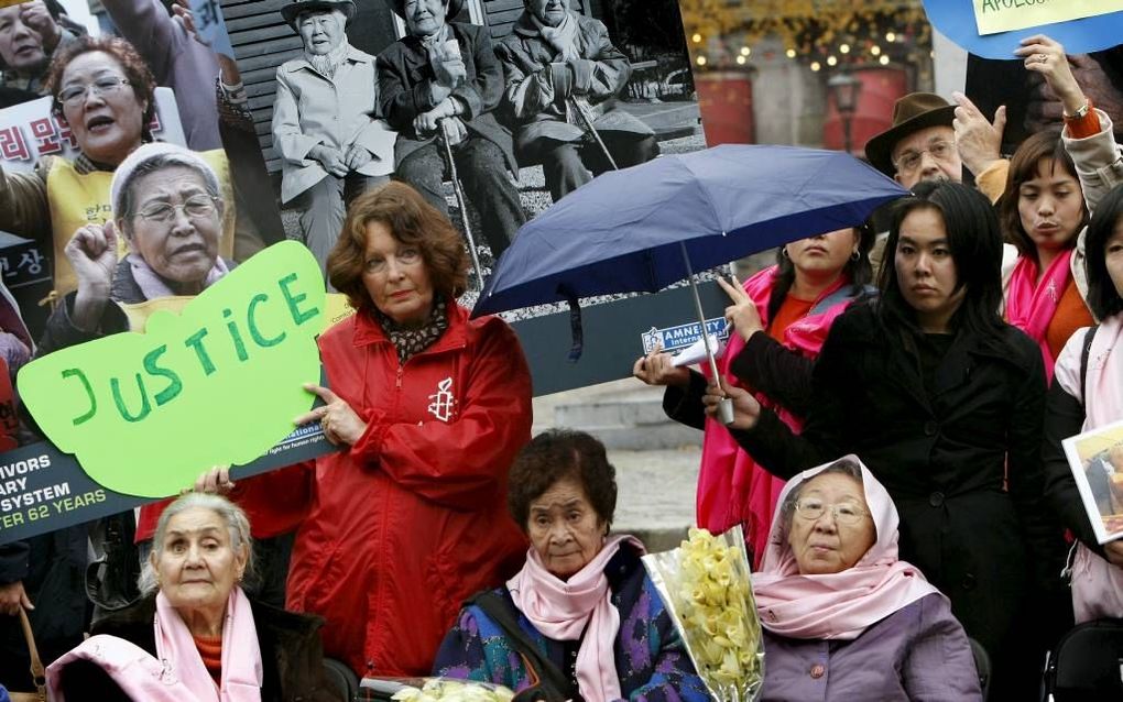 Voormalige ”troostmeisjes” waren in 2007 het middelpunt tijdens een manifestatie op het Plein in Den Haag. De vrouwen vertelden hun verschrikkelijke verhaal in de hoop dat regeringen en parlementen in Europa een aantal eisen overnemen. beeld ANP