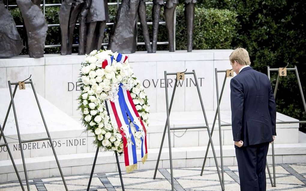 Ook koning Willem-Alexander legde een krans. Vijf jaar geleden was zijn moeder, prinses Beatrix, aanwezig. beeld ANP