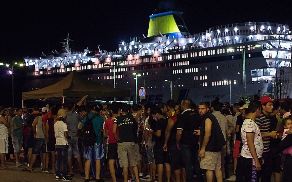 Syrische vluchtelingen wachten op het Griekse eiland Kos om aan boord te kunnen van het cruiseschip dat tijdelijk onderdak biedt aan de vluchtelingen. beeld EPA