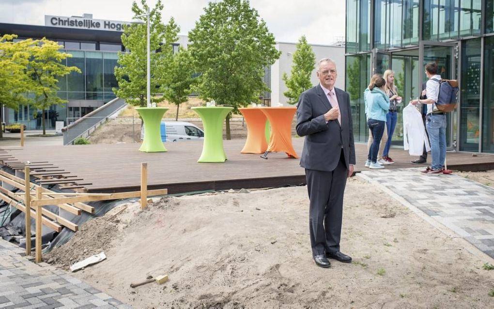 Drs. M. Burggraaf voor het oude (l) en het nieuwe gebouw van de Christelijke Hogeschool Ede. „Als ik in Rotterdam was gebleven, was ik mogelijk wat vastgeroest.” beeld Niek Stam