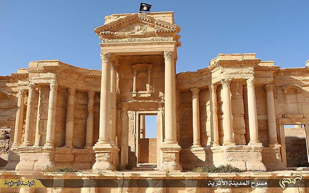 De vlag van IS wappert in Palmyra. Beeld AFP