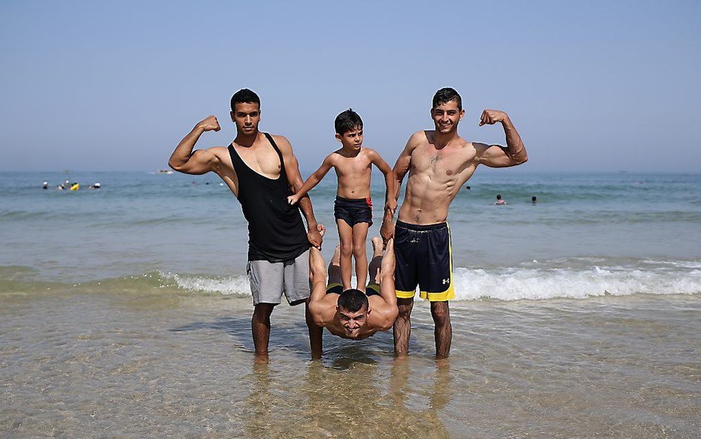 Palestijnen op het strand van Gaza Stad. beeld AFP