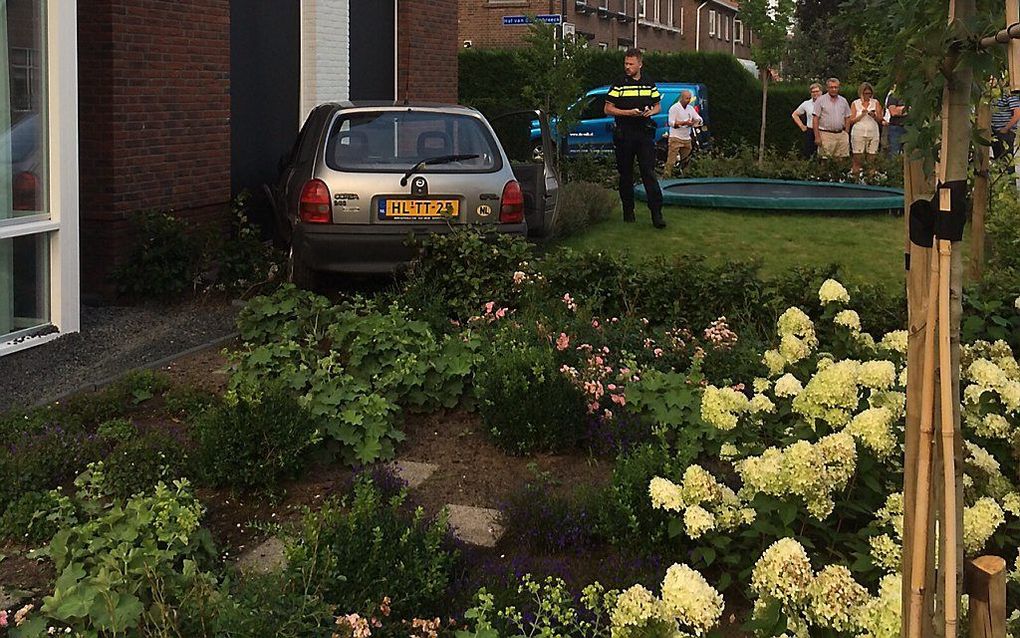 Een auto is donderdagavond tegen de pui van een huis aan de Kallenbroekerweg in Barneveld gereden. beeld RD