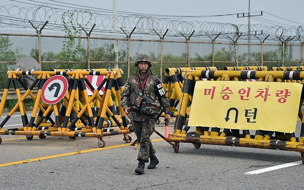 Een Zuid-Koreaanse militair bij de grens met Noord-Korea. beeld AFP