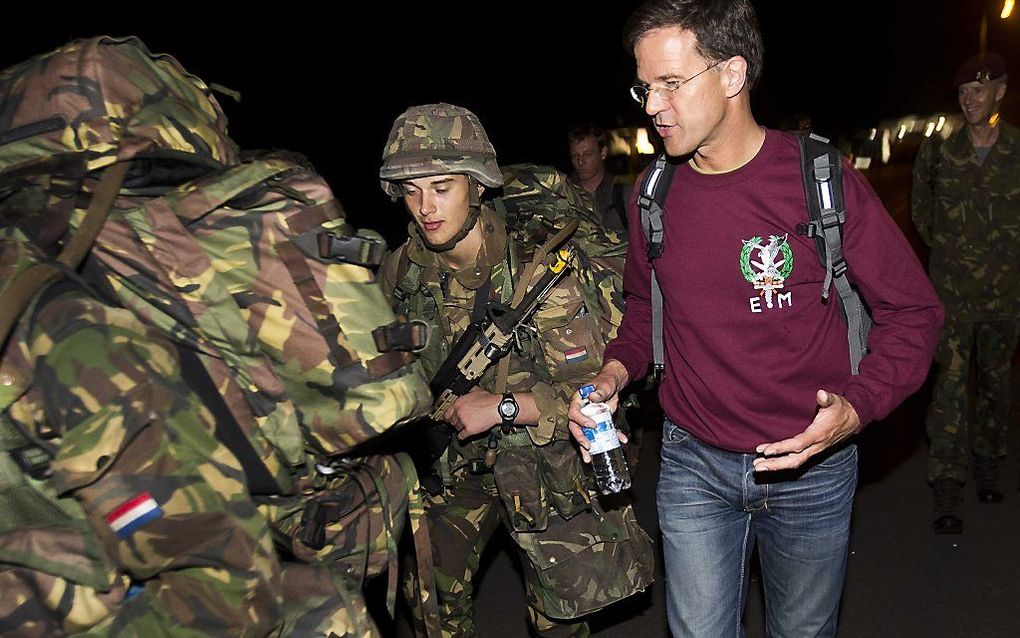 Premier Rutte liep in de nacht van donderdag op vrijdag de 25 kilometer lange eindmars mee van de militairen die vrijdag worden ingelijfd bij de Luchtmobiele Brigade. beeld ANP