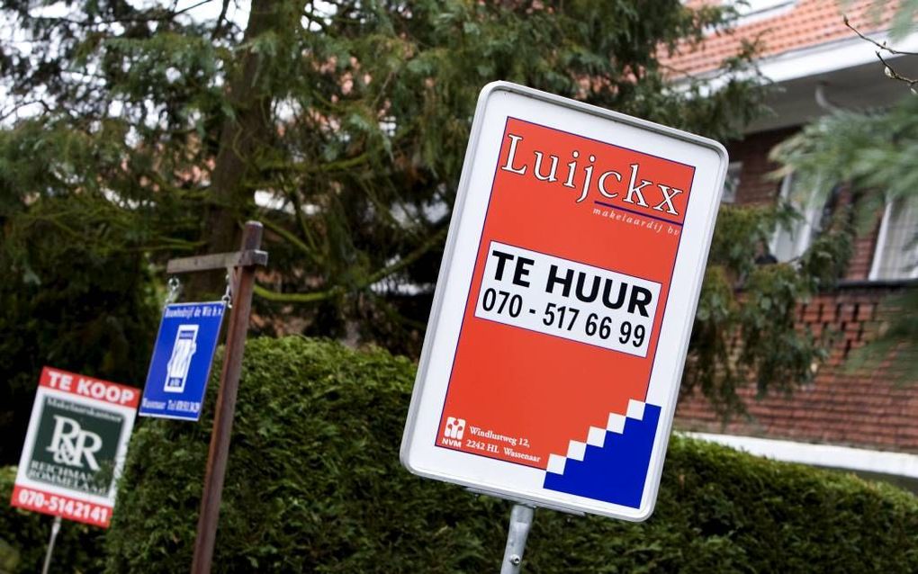 De FNV wil dat de verhuurdersheffing van tafel gaat, omdat die zou leiden tot het van de hand doen van sociale huurwoningen. Volgens minister Blok kunnen de corporaties die heffing best betalen. beeld ANP