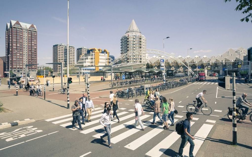 In de beroemde kubuswoningen aan de Rotterdamse Blaak kun je goedkoop overnachten in hostel Stayokay Rotterdam. Foto Sjaak Verboom