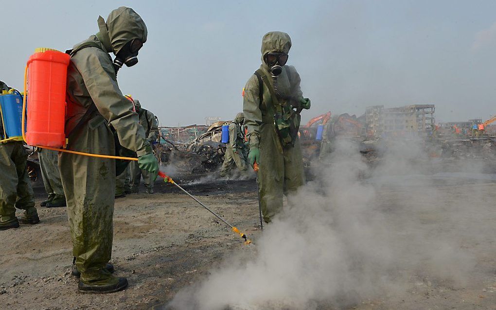 Soldaten gaan schadelijke stoffen te lijf in Tianjin. Beeld EPA