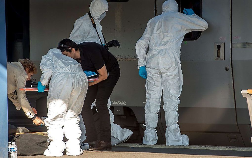 Onderzoek bij het treinstel na de verijdelde aanslag. Beeld AFP