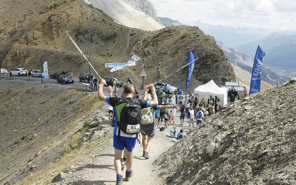 Deelnemers aan de actie ”Fiets of loop voor een huis” hebben zaterdag 578.237 euro opgehaald door de Franse Galibier te bedwingen. beeld Woord en Daad