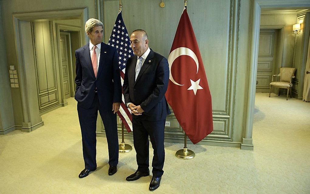 Cavusoglu en de Amerikaanse minister Kerry. Beeld AFP