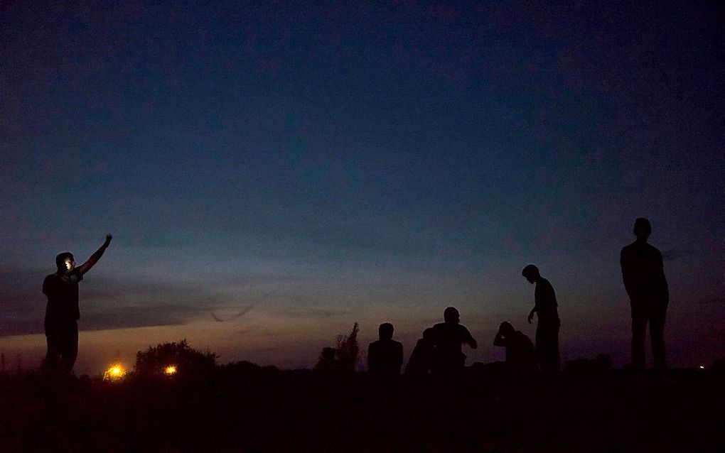 Vluchtelingen woensdagmorgen vroeg bij de Hongaarse grens. Beeld EPA