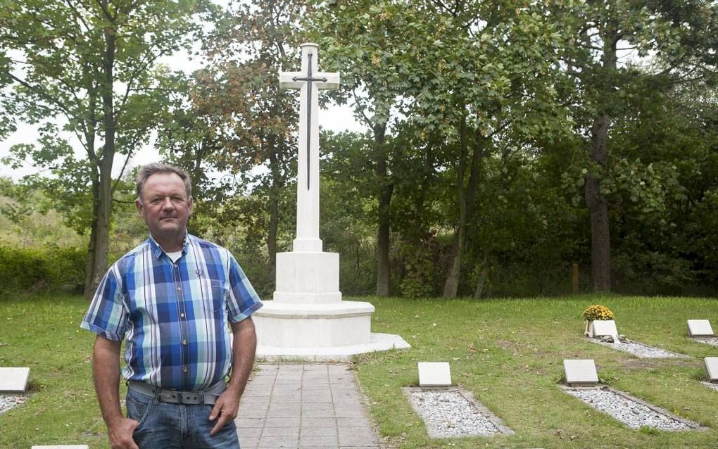 Begraafplaatsbeheer Wybrand Jan Groendijk met op de achtergrond het graf van Albert Zwaan op Schiermonnikoog: „Het graf is als het ware gaan leven: we weten wie er begraven is en wat het verhaal erachter is.” Foto Ilja Zonneveld