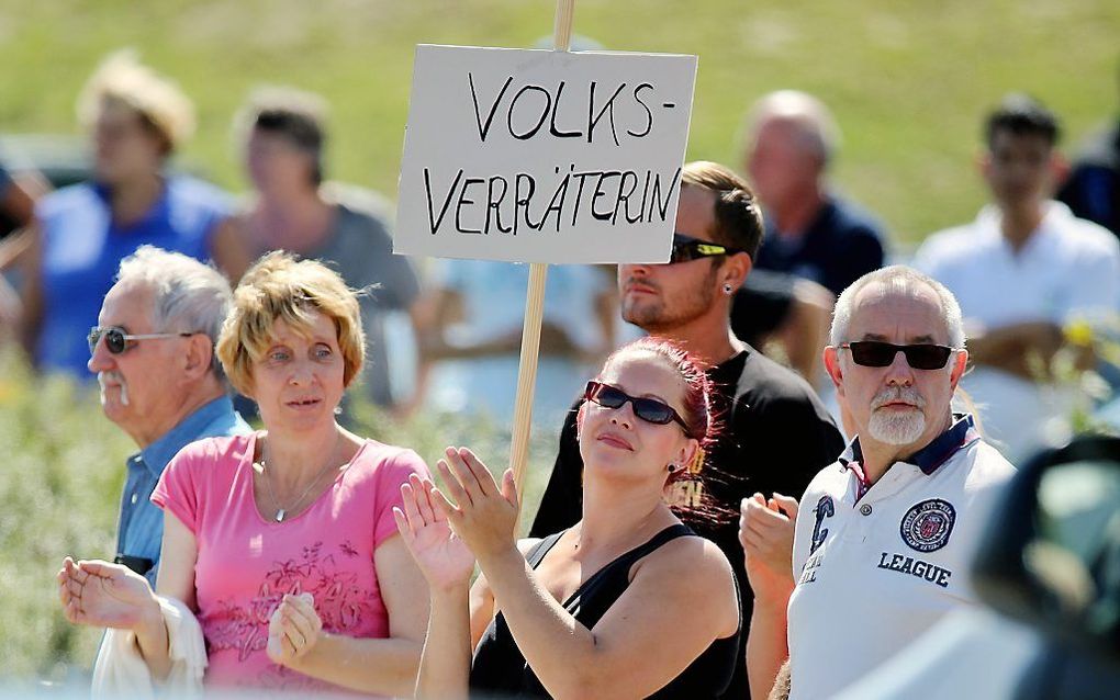 Protest tegen Merkel, woensdag in Heidenau. beeld AFP