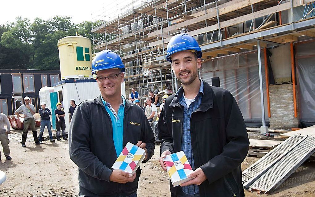 Woensdag werd het hoogste punt van de nieuwbouw op het landgoed Hydepark in Doorn bereikt. De bouwvakkers kregen een Bijbel in Gewone Taal cadeau. beeld RD, Anton Dommerholt