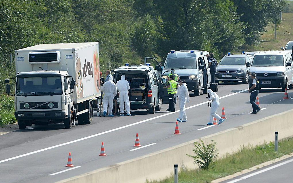 Zeker dertig en mogelijk vijftig verstekelingen zijn donderdag dood gevonden in een vrachtwagen in Oostenrijk. Ze zijn waarschijnlijk gestikt in het laadruim. beeld EPA