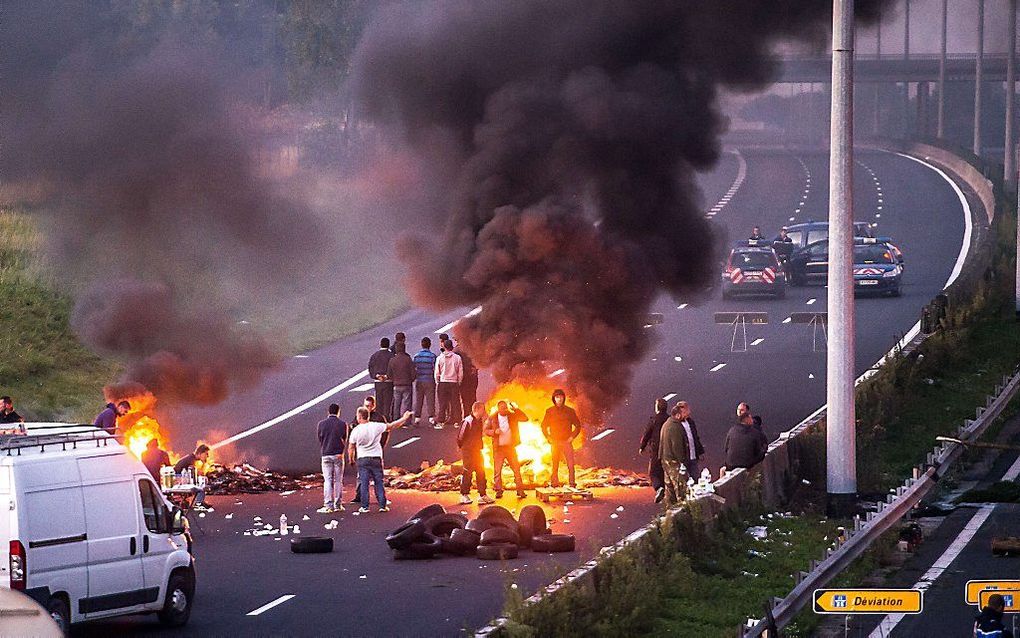 De snelweg A1 tussen Parijs en Lille wordt sinds vrijdagavond in beide richtingen geblokkeerd door boze zigeuners (‘gens du voyage’), melden ANWB en VID. beeld AFP