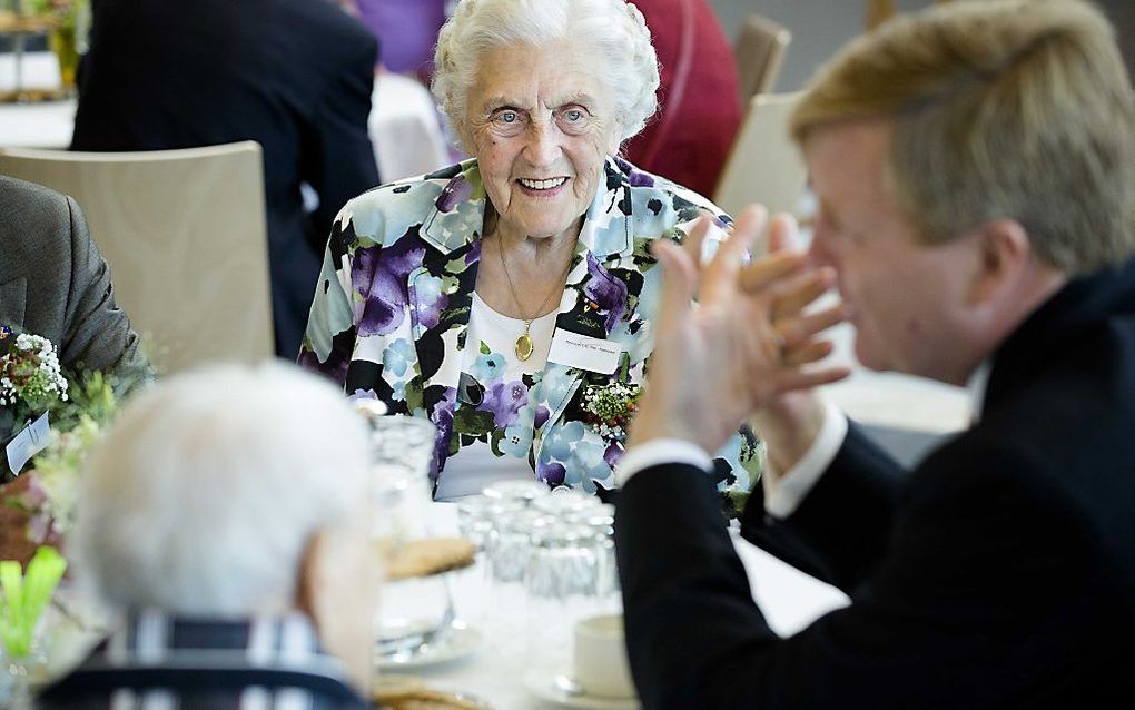 Koning Willem-Alexander in gesprek met oud-verzetsstrijders tijdens de Dag van het Verzet in trainings- en nazorgcentrum van Stichting De Basis in Doorn. beeld ANP