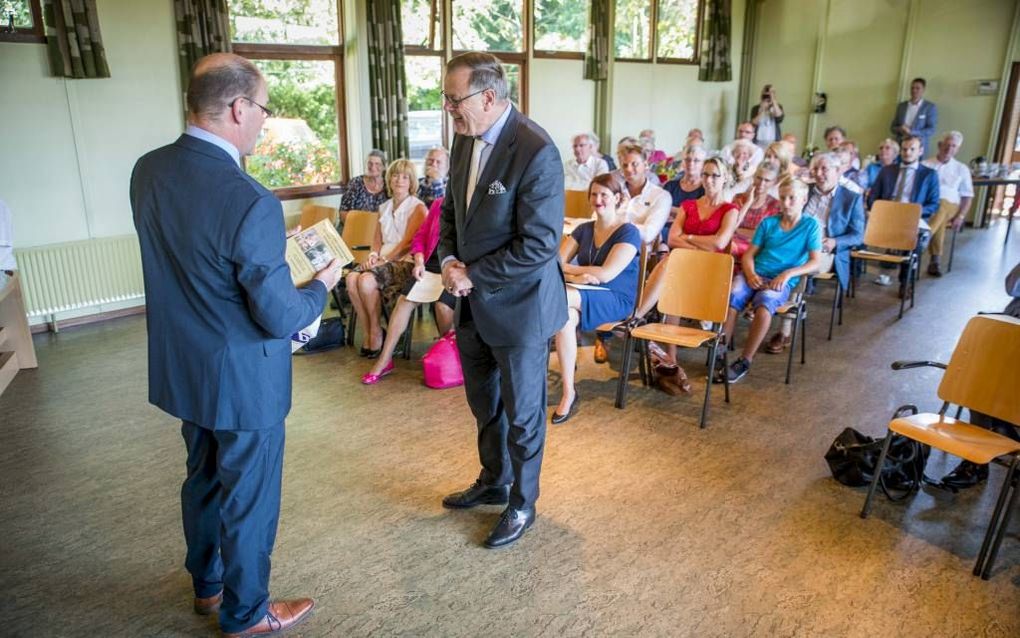 In de Ichthuskapel te Sleeuwijk werd zaterdag het boek ”Confrontatie tussen christenen en joden” van dr. P. Veldhuizen (midden) gepresenteerd. beeld Cees van der Wal