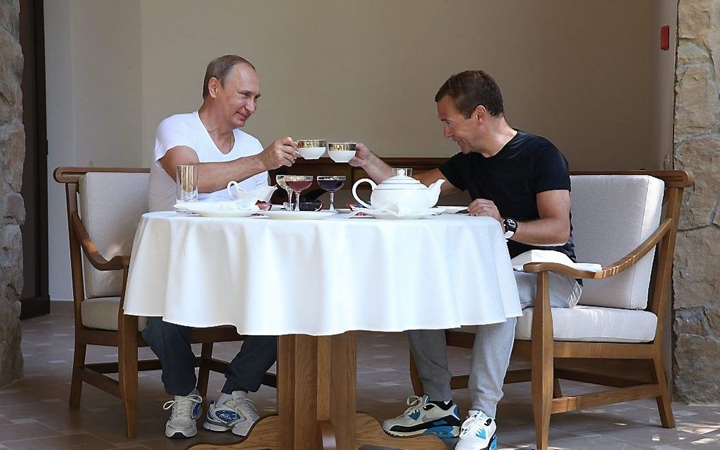 Putin (l.) en Medvedev. Beeld EPA