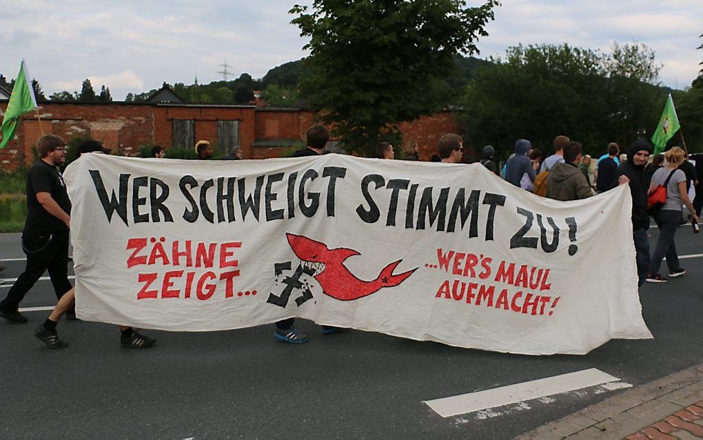 Het asielzoekerscentrum in Salzhemmendorf in Nedersaksen werd vrijdagnacht opgeschrikt door een aanslag met een brandbom. Binnen 24 uur ging de bevolking echter de straat op om te protesteren tegen het geweld tegen de vluchtelingen. beeld Jilke Tanis