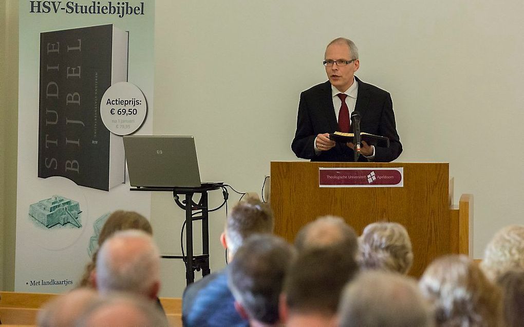 Ds. H. Russcher tijdens de presentatie van de HSV-studiebijbel in 2014. beeld André Dorst