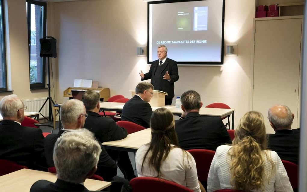 In een zaal van het kerkgebouw van de gereformeerde gemeente te Gouda werden dinsdagavond de eerste delen gepresenteerd van twee nieuwe catechisatiemethoden: één op basis van het vragenboekje ”Voorbeeld der Goddelijke Waarheden” van ds. A. Hellenbroek en 