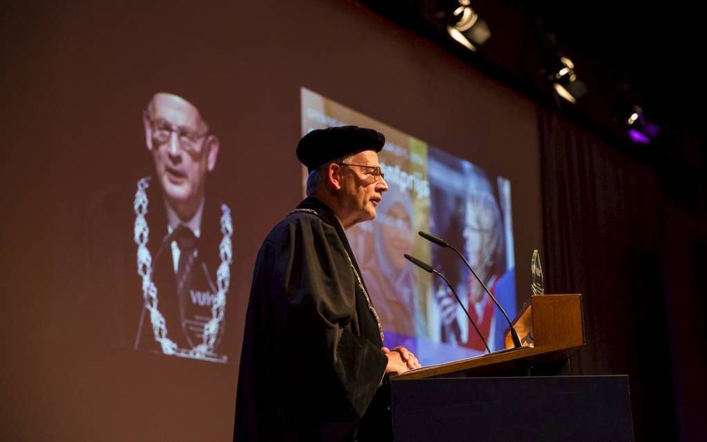 Prof. dr. Frank van der Duyn Schouten nam gisteren afscheid als rector magnificus van de Vrije Universiteit in Amsterdam. Hij besloot zijn toespraak met Micha 6 vers 8: „Hij heeft u bekend gemaakt, o mens, wat goed is en wat de HEERE van u vraagt: niet an