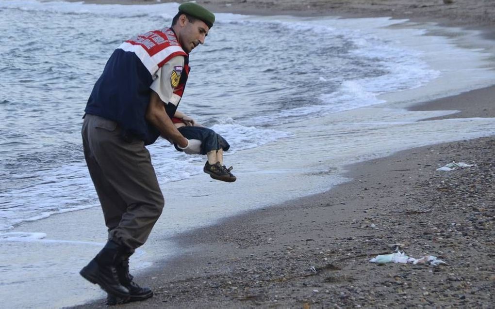 BODRUM. Een Turkse politieagent ontfermde zich woensdag op het strand van Bodrum over het ontzielde lichaam van de 3-jarige Aylan Kurdi. Aylan, afkomstig uit de Koerdisch-Syrische stad Kobani, stierf samen met zijn moeder en broertje nadat hun boot na een