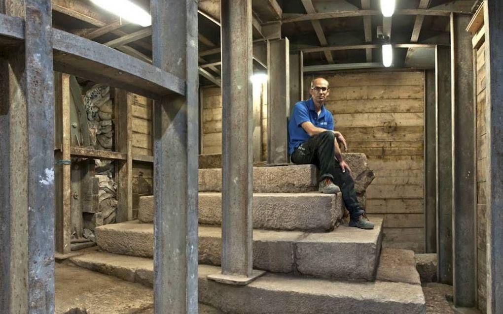 Dr. Joe Uziel, mededirecteur van de opgraving in de Stad van David, op het trapvormige bouwwerk uit de Tweede Tempelperiode. beeld Shai Halevy, Israëlische Oudheidkundige Dienst.