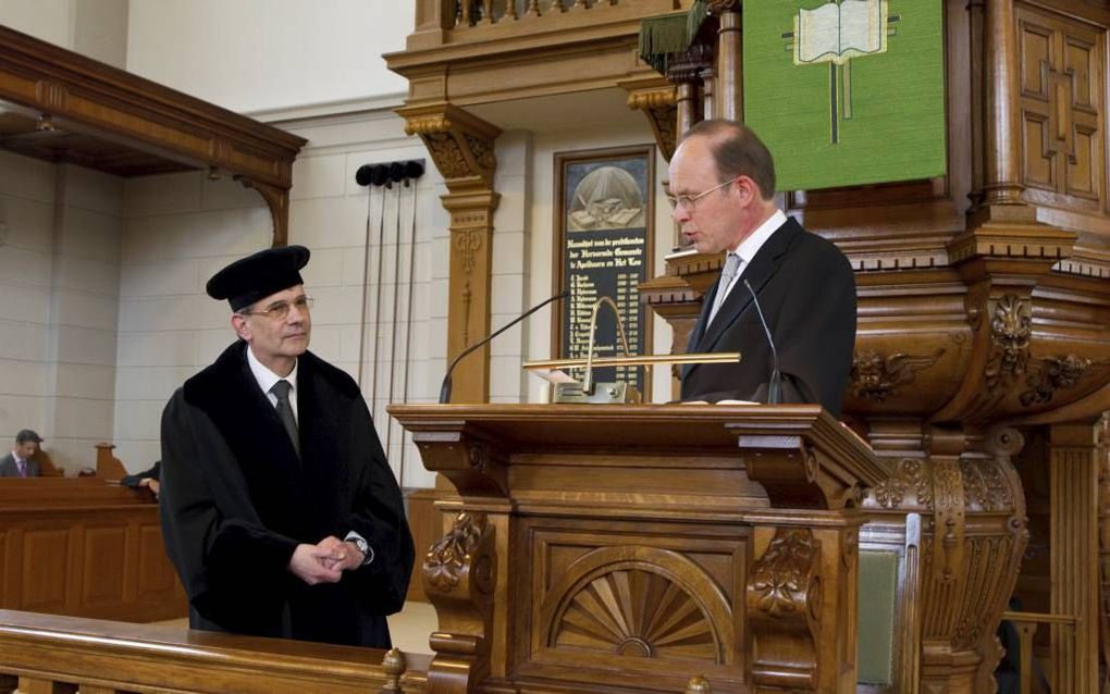 Prof. dr. T. M. Hofman tijdens zijn afscheid als hoogleraar Nieuwe Testament aan de Theologische Universiteit Apeldoorn. Ds. P. D. J. Buijs overhandigde hem in de Grote Kerk in Apeldoorn de emeritaatsverklaring. Foto RD, Anton Dommerholt