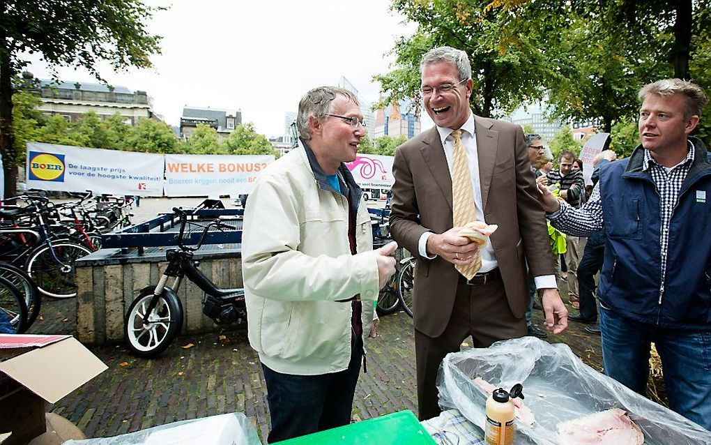 SGP-Tweede Kamerlid Elbert Dijkgraaf (M) tijdens een actie op het Plein in Den Haag. Boze varkensboeren eisen, samen met NVV en LTO Varkenshouderij, lastenverlichting voor hun sector. beed ANP