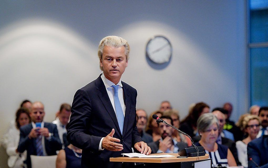 PVV-fractievoorzitter Geert Wilders spreekt tijdens de gemeenteraadsvergadering in Zeewolde over een mogelijke opvanglocatie van asielzoekers. beeld ANP