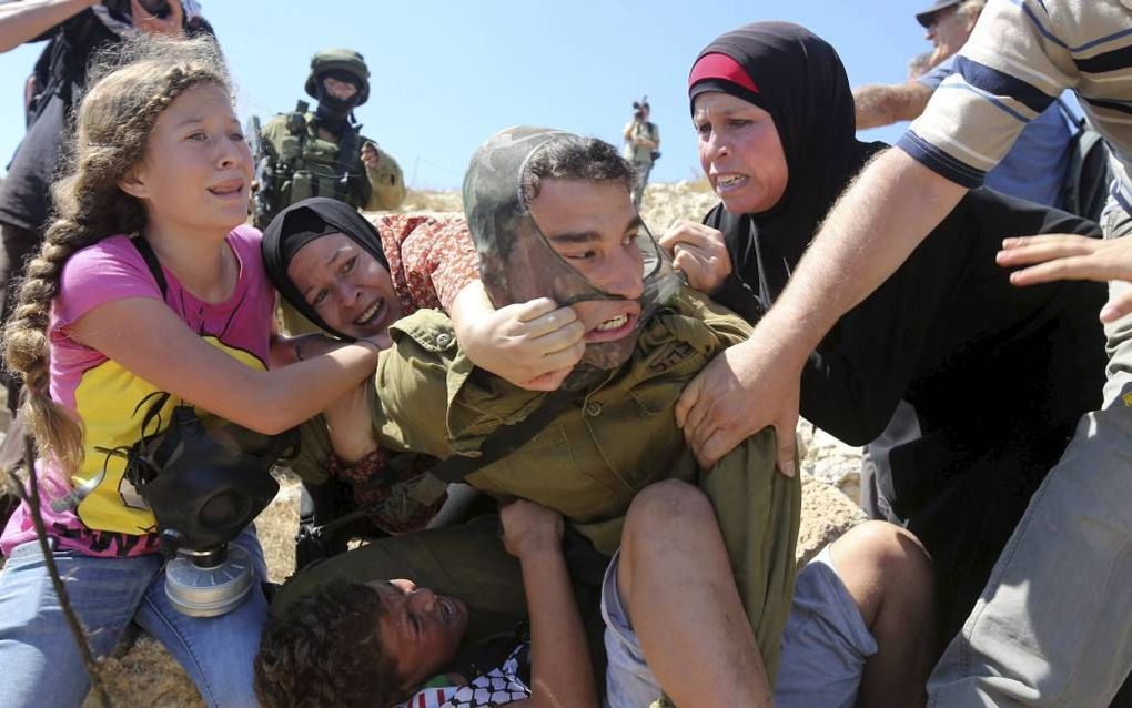 HALAMISH. Beelden van het optreden van een Israëlische soldaat waren anders dan ze leken. beeld AFP