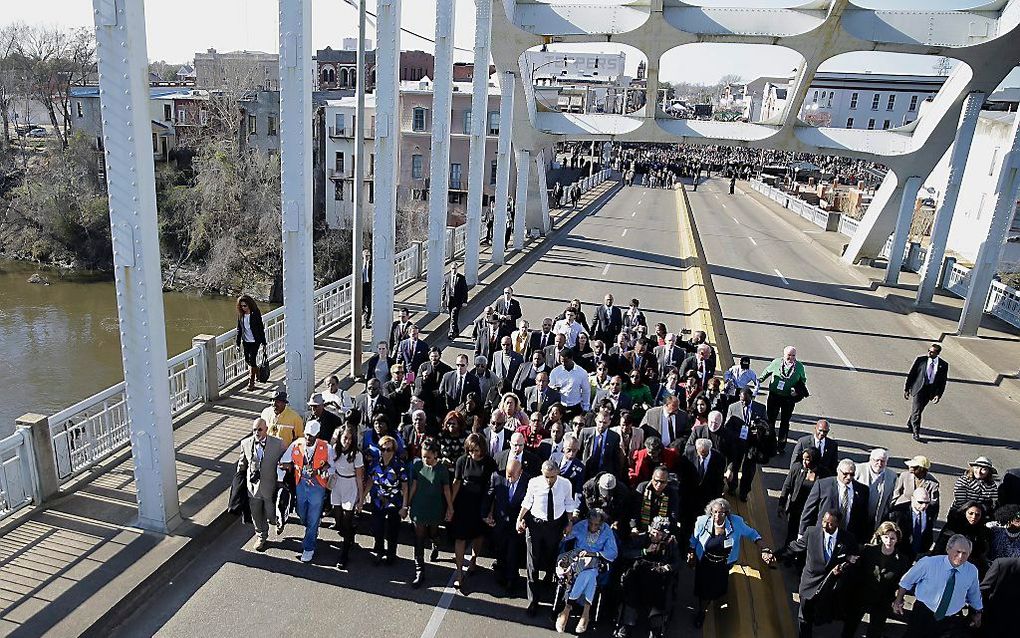 „Nogal wat mensen bekijken de feiten en meningen door een gekleurde bril. Daardoor wordt het debat over racisme steeds lastiger.” Foto: deelnemers aan de mars vanuit Selma naar Washington, onder wie de Amerikaanse president Barack Obama en zijn vrouw. bee