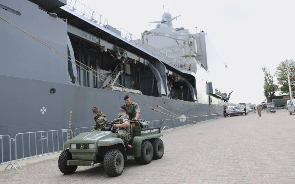 Zr. Ms. Johan de Witt is afgemeerd in de haven van Rotterdam. Gisteren opende burgemeester Aboutaleb op dit schip de Wereldhavendagen, die dezer dagen worden gehouden. beeld Riekelt Pasterkamp