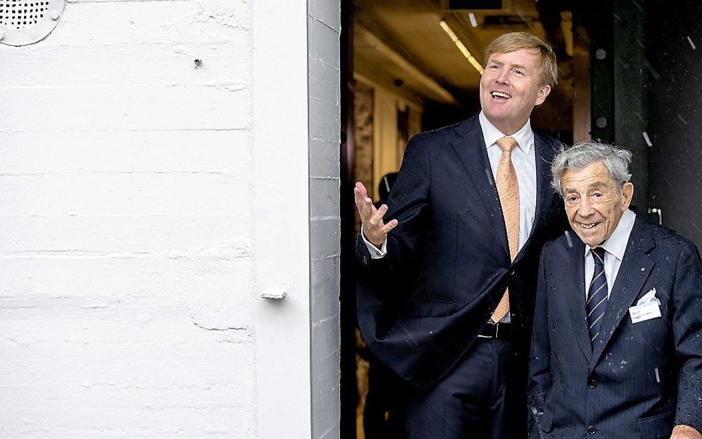 Koning Willem-Alexander en de 94-jarige Engelandvaarder Eddie Jonker. beeld ANP