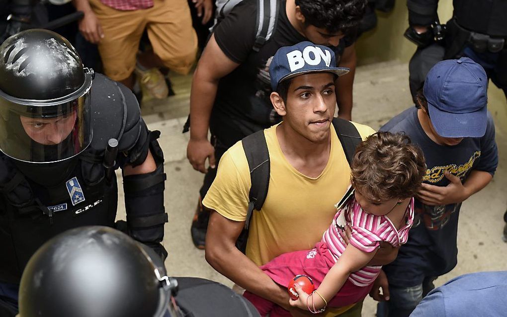 Migranten op een station in de Hongaarse stad Bicske. beeld EPA