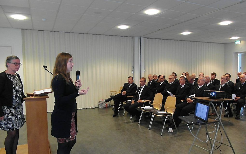 Toerustingsbijeenkomst in Oud-Beijerland. Op de voorgrond, staand, twee ”aandachtsfunctionarissen". Links op de eerste rij de inleider, ds. M. van Sligtenhorst. Beeld Jan van Reenen