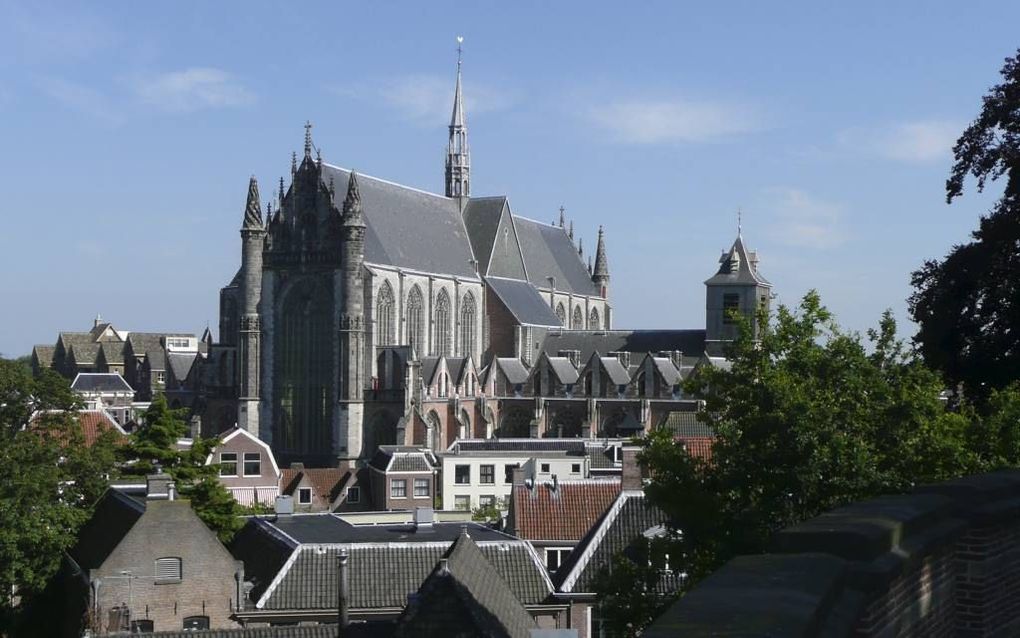 In Leiden werd zaterdag het boek ”De kathedraal van het licht”, over het 700-jarig bestaan van de Hooglandse kerk, gepresenteerd. beeld RD