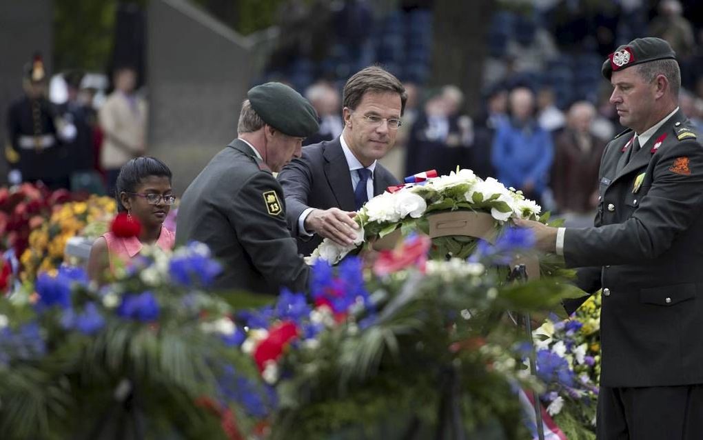 Premier Rutte legde zaterdagmiddag een krans tijdens de jaarlijkse herdenking van de Nederlandse militairen die in de periode 1945-1962 omkwamen in Nederlands-Indië en Nieuw-Guinea. Op de achtergrond het Nationaal Indie-monument 1945-1962. beeld ANP