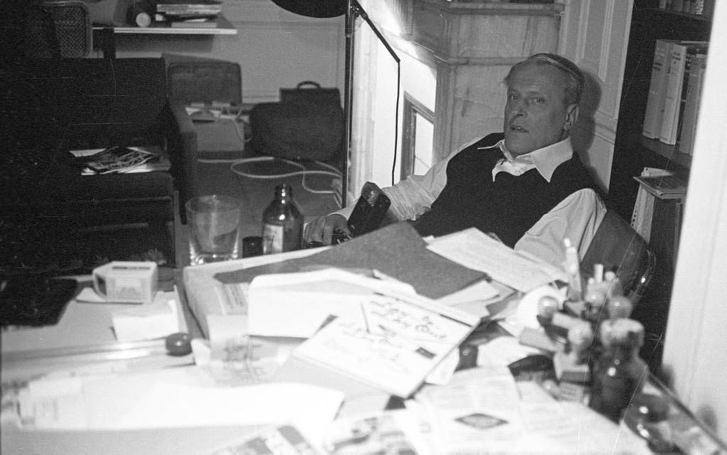 W. F. Hermans in zijn werkkamer, 1977. beeld Wikimedia