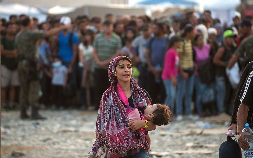 Vluchtelingen willen de grens met Macedonie oversteken. Beeld AFP