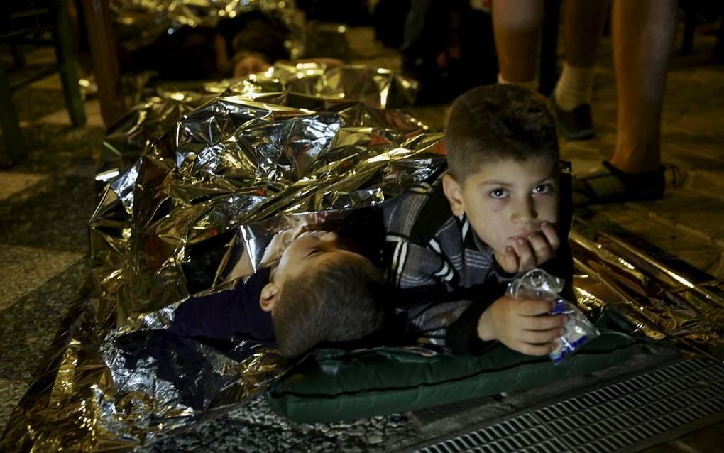 LESBOS. Als het gaat regenen, komt de Nederlandse vrijwilliger Bert Noteboom in actie. Hij regelt een slaapplaats voor 130 migranten in een taveerne. beeld Jaco Klamer